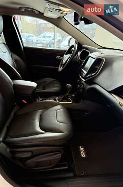 Позашляховик / Кросовер Jeep Cherokee 2015 в  фото 34 Позашляховик / Кросовер Jeep Cherokee 2015 в