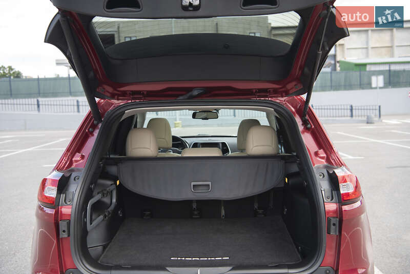 Внедорожник / Кроссовер Jeep Cherokee 2016 в Полтаве