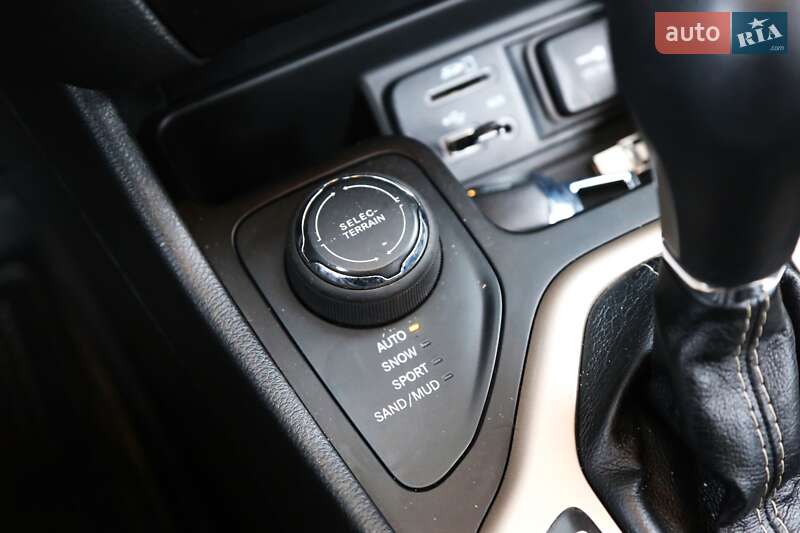 Внедорожник / Кроссовер Jeep Cherokee 2014 в Киеве