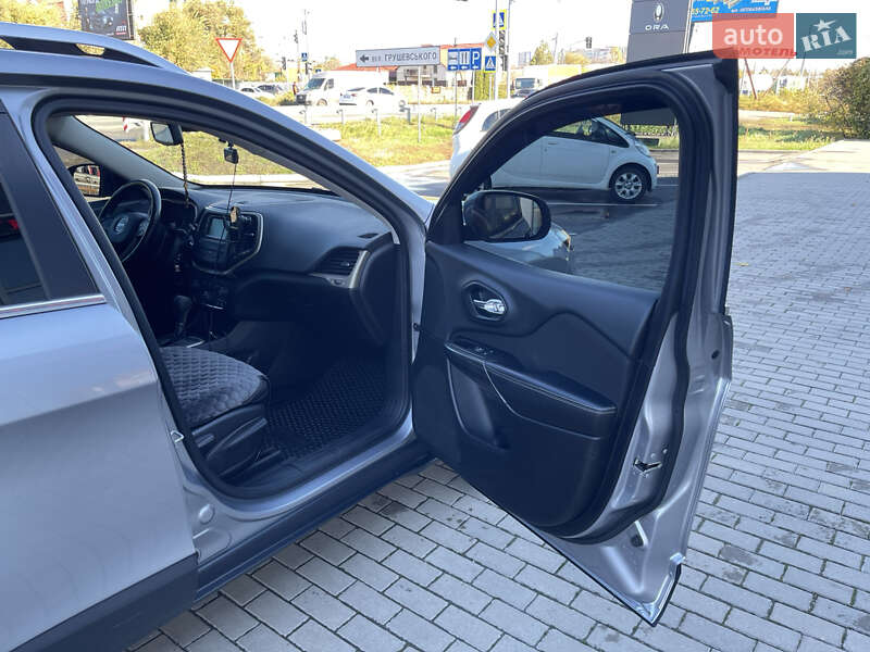 Позашляховик / Кросовер Jeep Cherokee 2013 в Полтаві