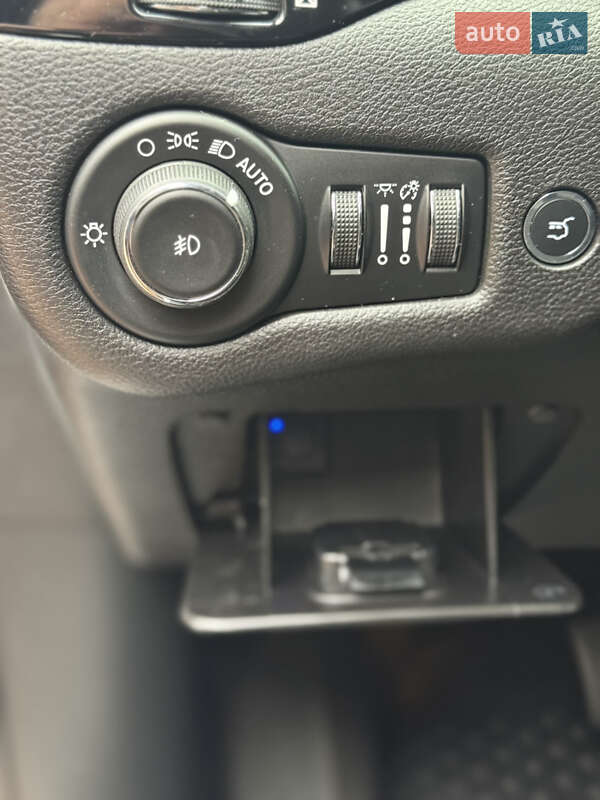 Внедорожник / Кроссовер Jeep Cherokee 2019 в Киеве