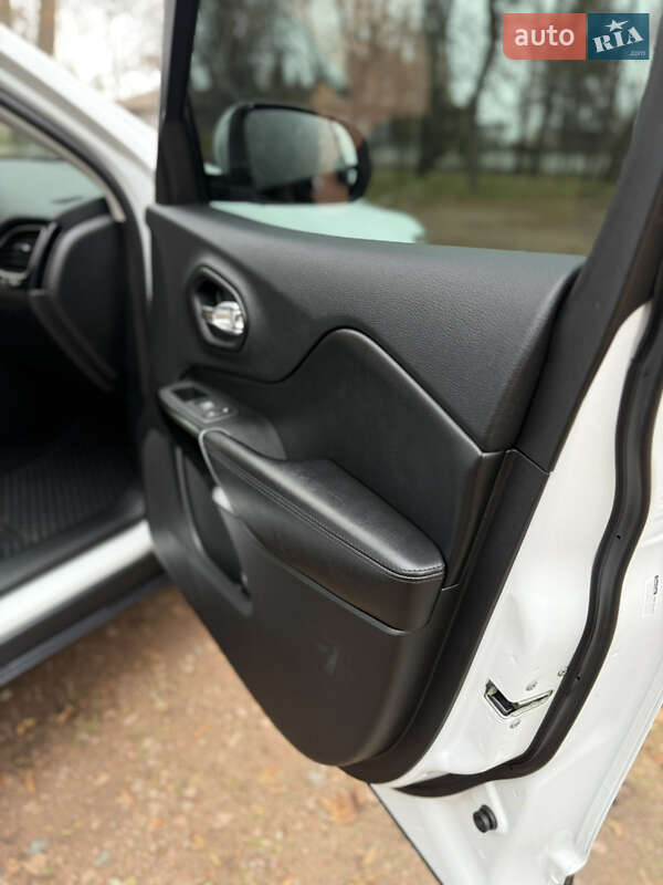 Внедорожник / Кроссовер Jeep Cherokee 2019 в Киеве