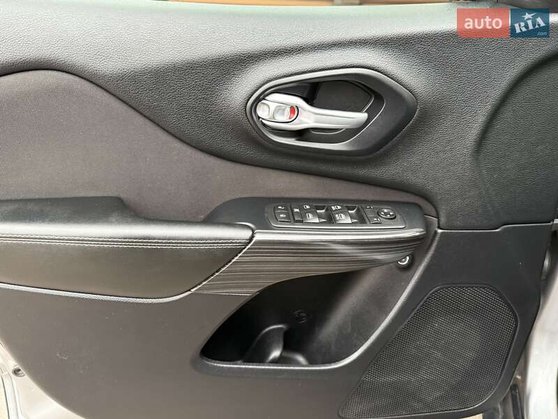 Внедорожник / Кроссовер Jeep Cherokee 2016 в Борисполе