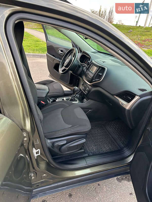 Внедорожник / Кроссовер Jeep Cherokee 2015 в Кривом Роге