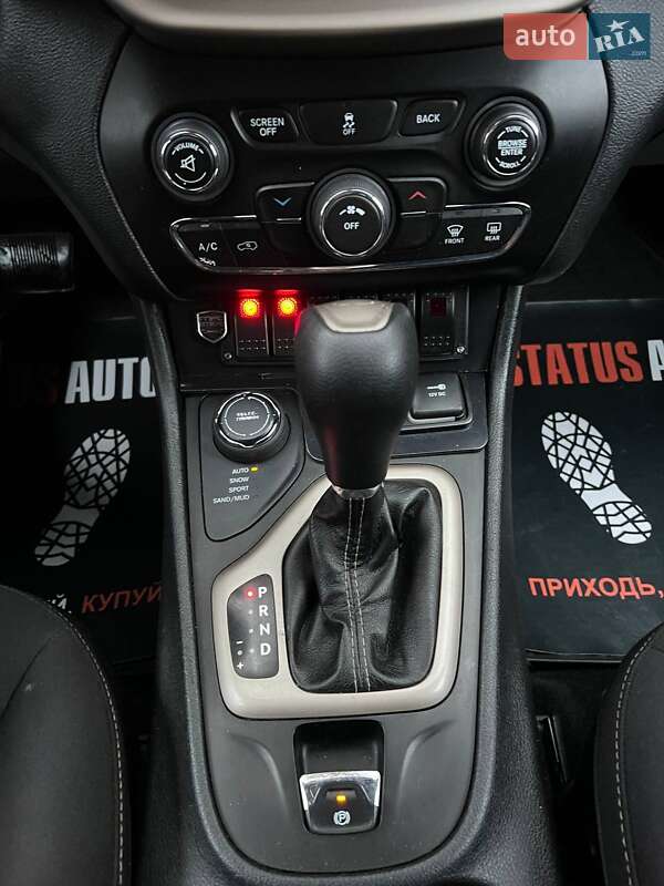 Внедорожник / Кроссовер Jeep Cherokee 2016 в Хмельницком