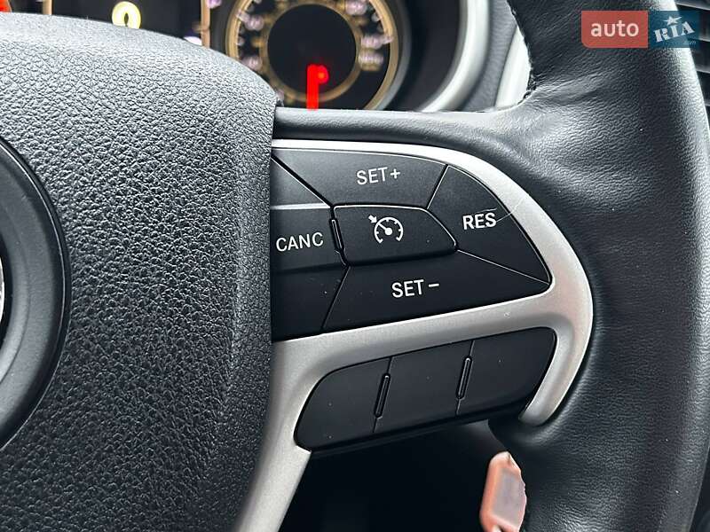 Позашляховик / Кросовер Jeep Cherokee 2015 в Києві