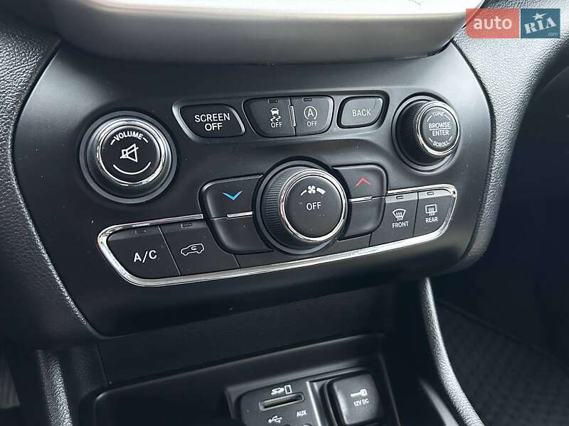 Позашляховик / Кросовер Jeep Cherokee 2015 в Києві