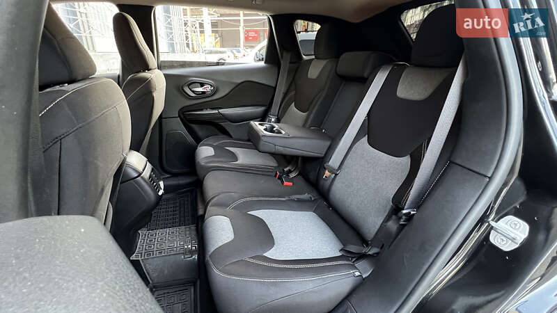 Внедорожник / Кроссовер Jeep Cherokee 2014 в Киеве