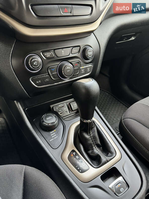 Внедорожник / Кроссовер Jeep Cherokee 2016 в Ивано-Франковске