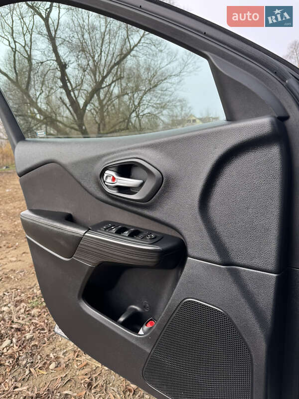 Внедорожник / Кроссовер Jeep Cherokee 2016 в Ивано-Франковске