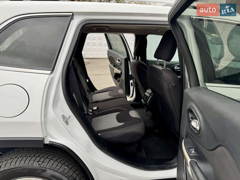Внедорожник / Кроссовер Jeep Cherokee 2017 в Киеве
