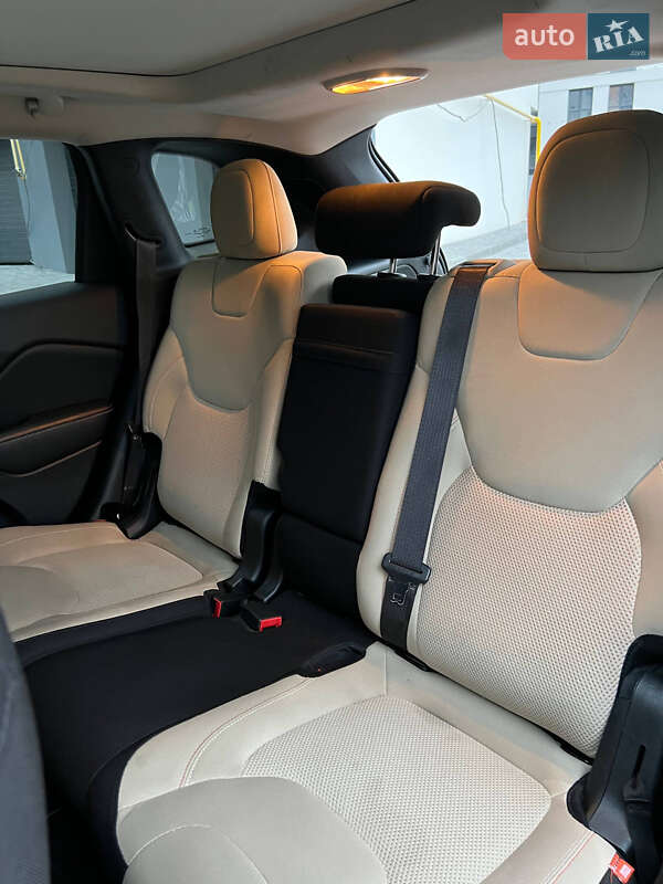 Внедорожник / Кроссовер Jeep Cherokee 2016 в Виннице