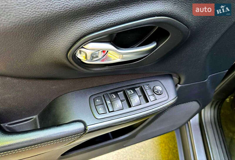 Внедорожник / Кроссовер Jeep Cherokee 2017 в Киеве фото 12 Внедорожник / Кроссовер Jeep Cherokee 2017 в Киеве