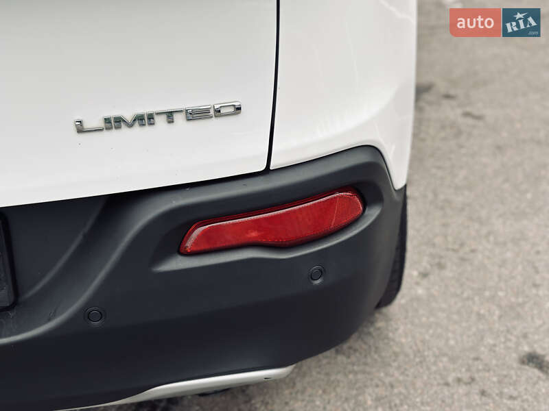 Внедорожник / Кроссовер Jeep Cherokee 2015 в Кременчуге