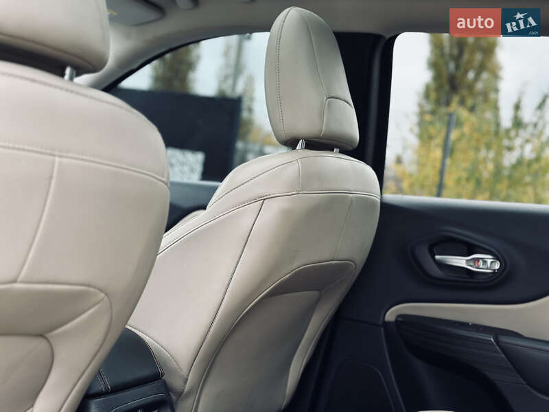 Внедорожник / Кроссовер Jeep Cherokee 2015 в Кременчуге