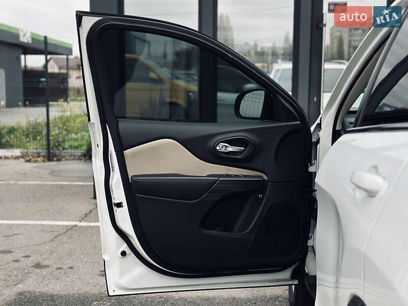 Внедорожник / Кроссовер Jeep Cherokee 2015 в Кременчуге