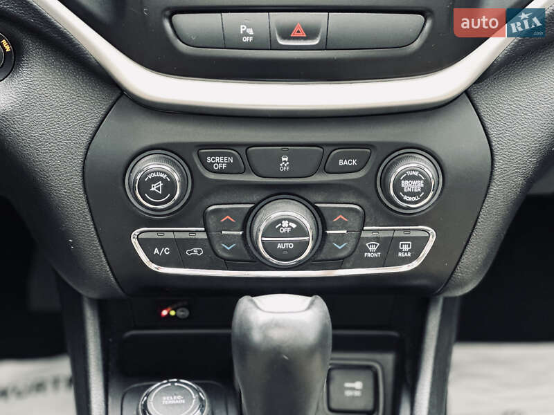 Внедорожник / Кроссовер Jeep Cherokee 2015 в Кременчуге