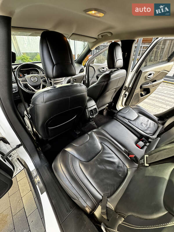 Внедорожник / Кроссовер Jeep Cherokee 2016 в Киеве