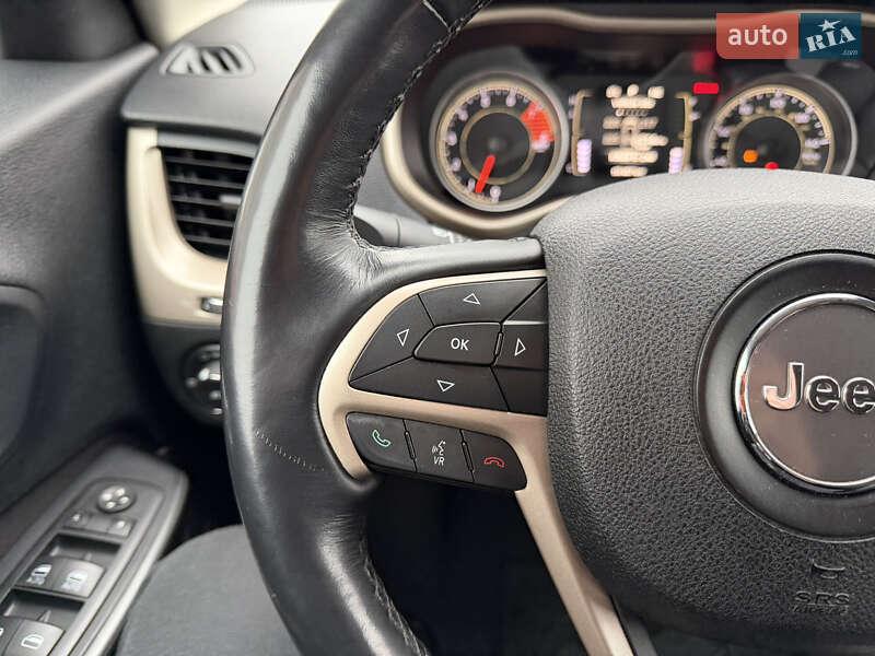 Внедорожник / Кроссовер Jeep Cherokee 2015 в Виннице