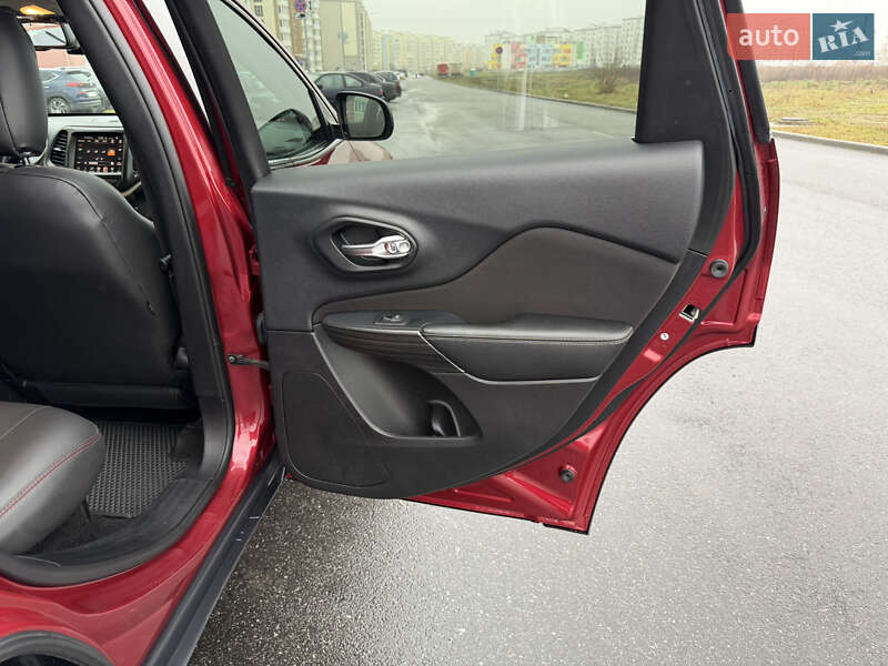 Внедорожник / Кроссовер Jeep Cherokee 2015 в Виннице