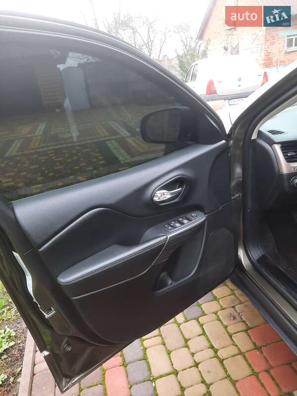 Внедорожник / Кроссовер Jeep Cherokee 2015 в Сумах