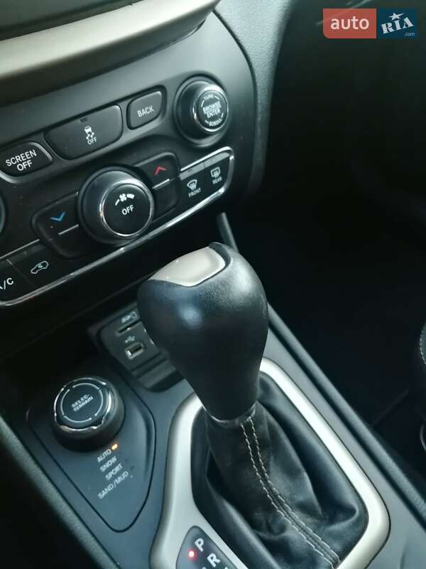 Позашляховик / Кросовер Jeep Cherokee 2015 в Кропивницькому