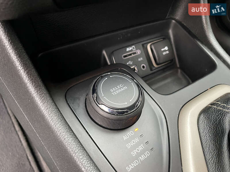 Внедорожник / Кроссовер Jeep Cherokee 2014 в Лубнах