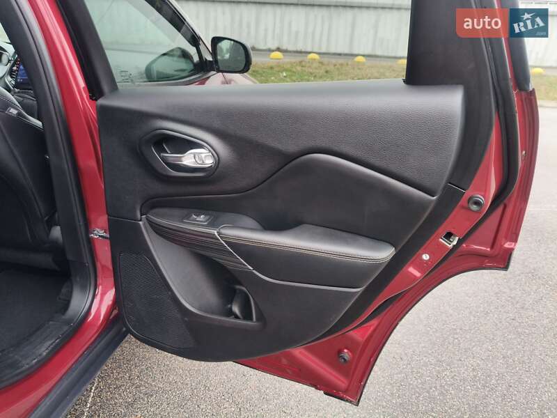 Внедорожник / Кроссовер Jeep Cherokee 2016 в Ирпене