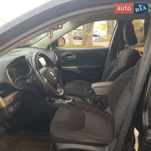 Внедорожник / Кроссовер Jeep Cherokee 2016 в Ровно