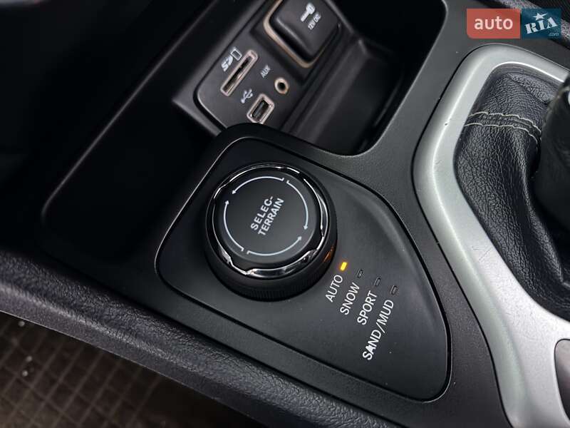 Внедорожник / Кроссовер Jeep Cherokee 2015 в Стрые