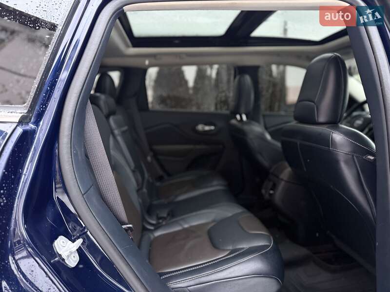 Внедорожник / Кроссовер Jeep Cherokee 2015 в Стрые