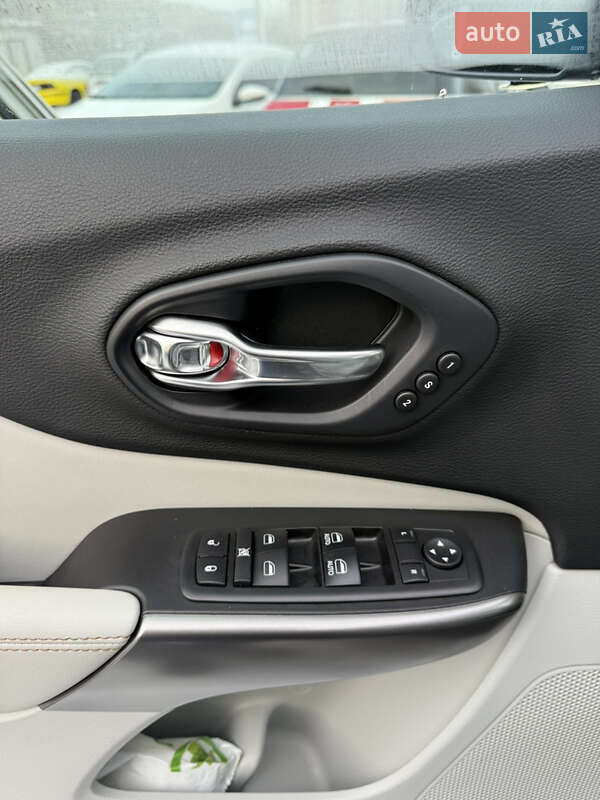 Внедорожник / Кроссовер Jeep Cherokee 2018 в Днепре фото 15 Внедорожник / Кроссовер Jeep Cherokee 2018 в Днепре