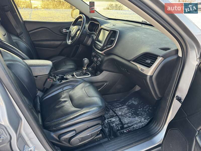 Внедорожник / Кроссовер Jeep Cherokee 2016 в Киеве