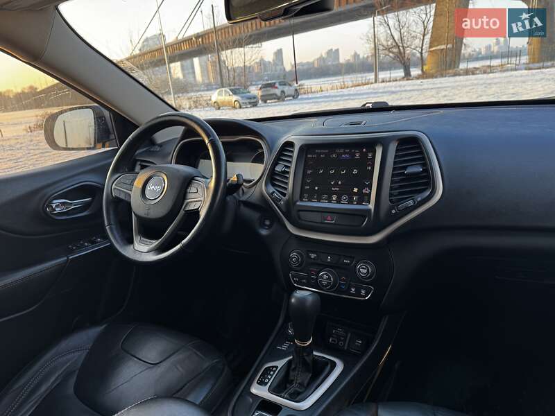Внедорожник / Кроссовер Jeep Cherokee 2016 в Киеве