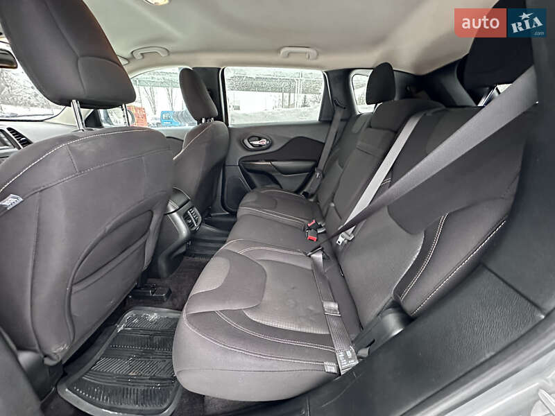Внедорожник / Кроссовер Jeep Cherokee 2016 в Виннице