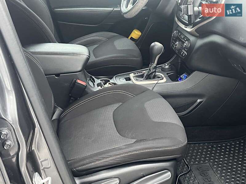 Внедорожник / Кроссовер Jeep Cherokee 2015 в Киеве