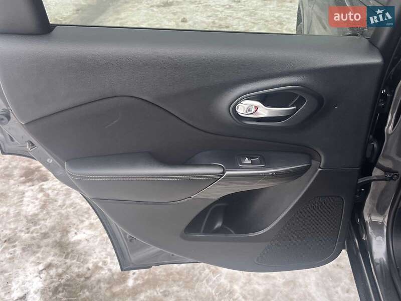 Внедорожник / Кроссовер Jeep Cherokee 2015 в Киеве