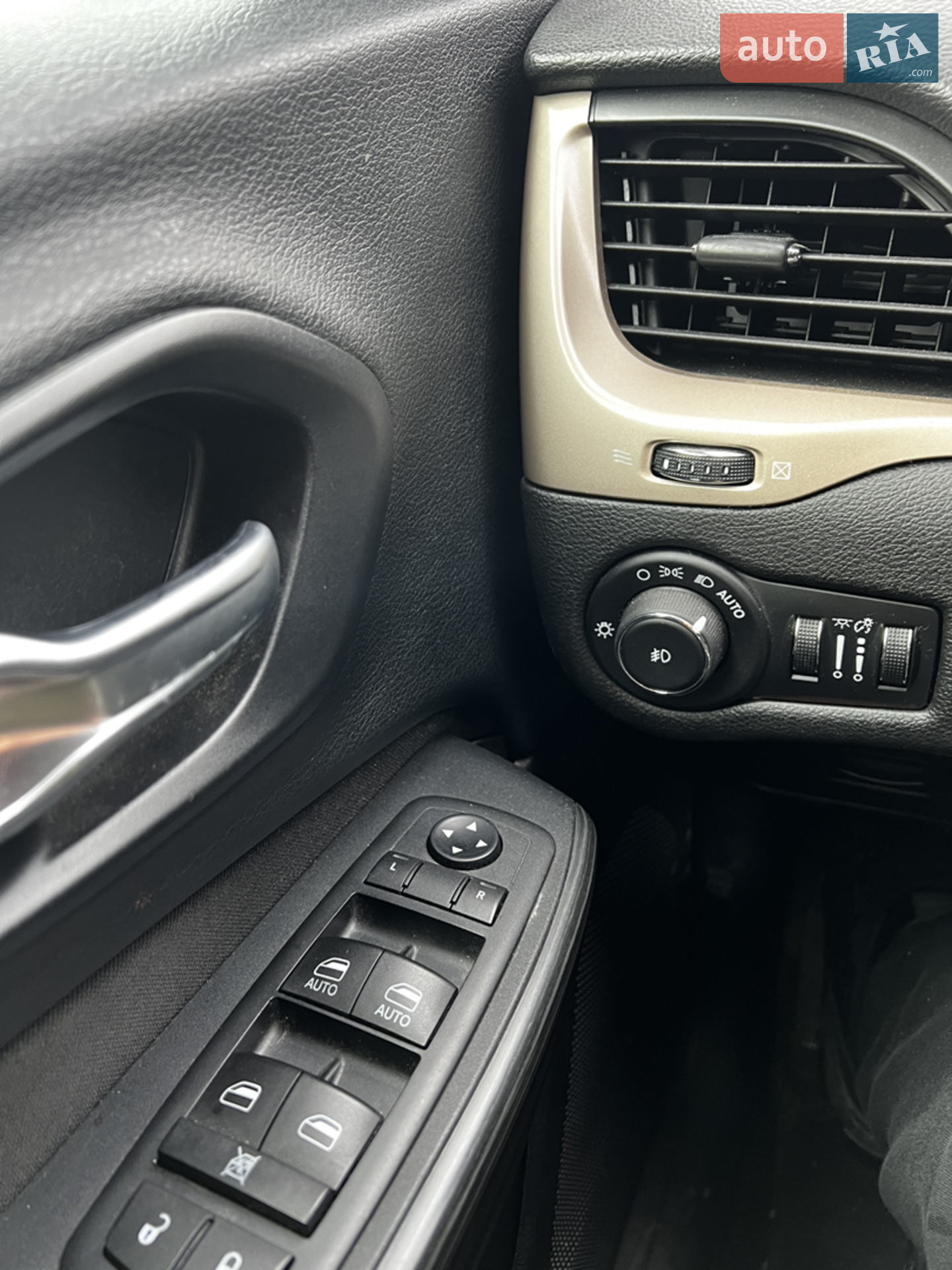 2015 Jeep Cherokee - мініатюра 18