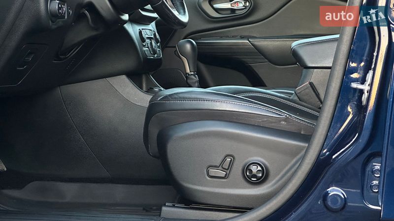 Внедорожник / Кроссовер Jeep Cherokee 2015 в Самборе