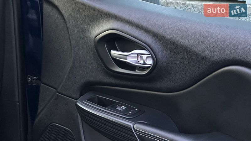 Внедорожник / Кроссовер Jeep Cherokee 2015 в Самборе