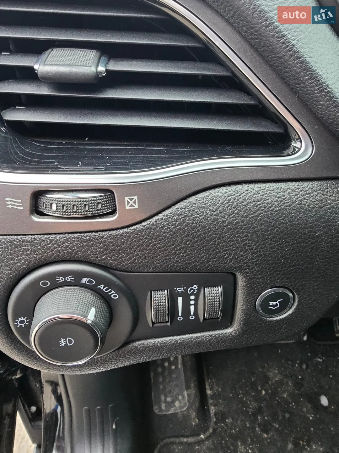 2020 Jeep Cherokee - мініатюра 19