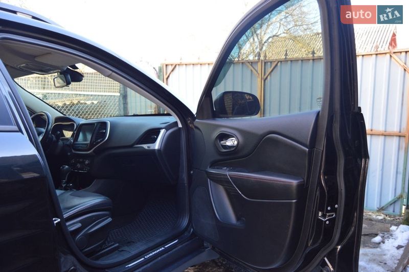 Внедорожник / Кроссовер Jeep Cherokee 2015 в Житомире