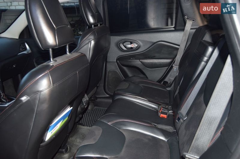 Внедорожник / Кроссовер Jeep Cherokee 2015 в Житомире