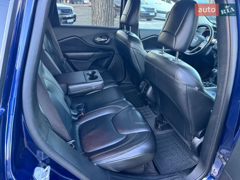 Внедорожник / Кроссовер Jeep Cherokee 2015 в Днепре