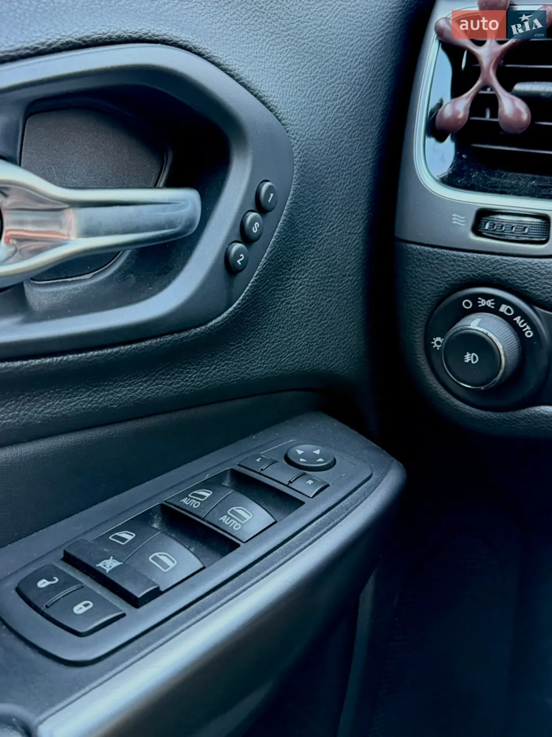2019 Jeep Cherokee - мініатюра 32