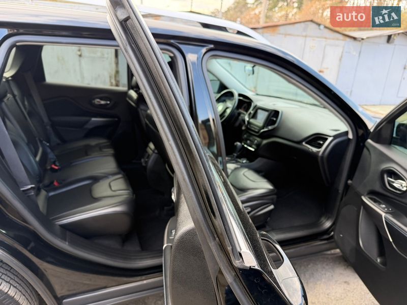 Внедорожник / Кроссовер Jeep Cherokee 2019 в Киеве