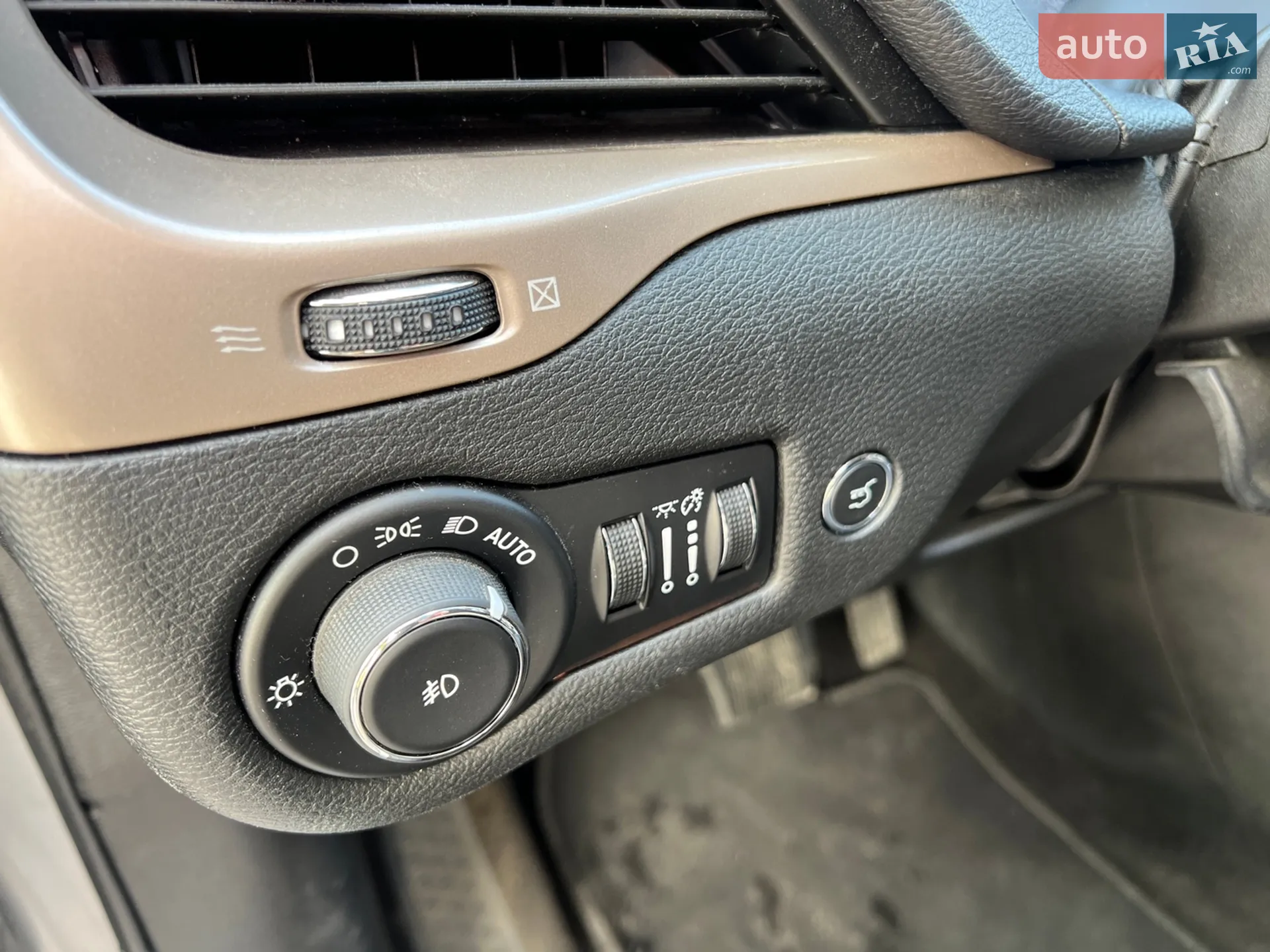 2015 Jeep Cherokee - мініатюра 41
