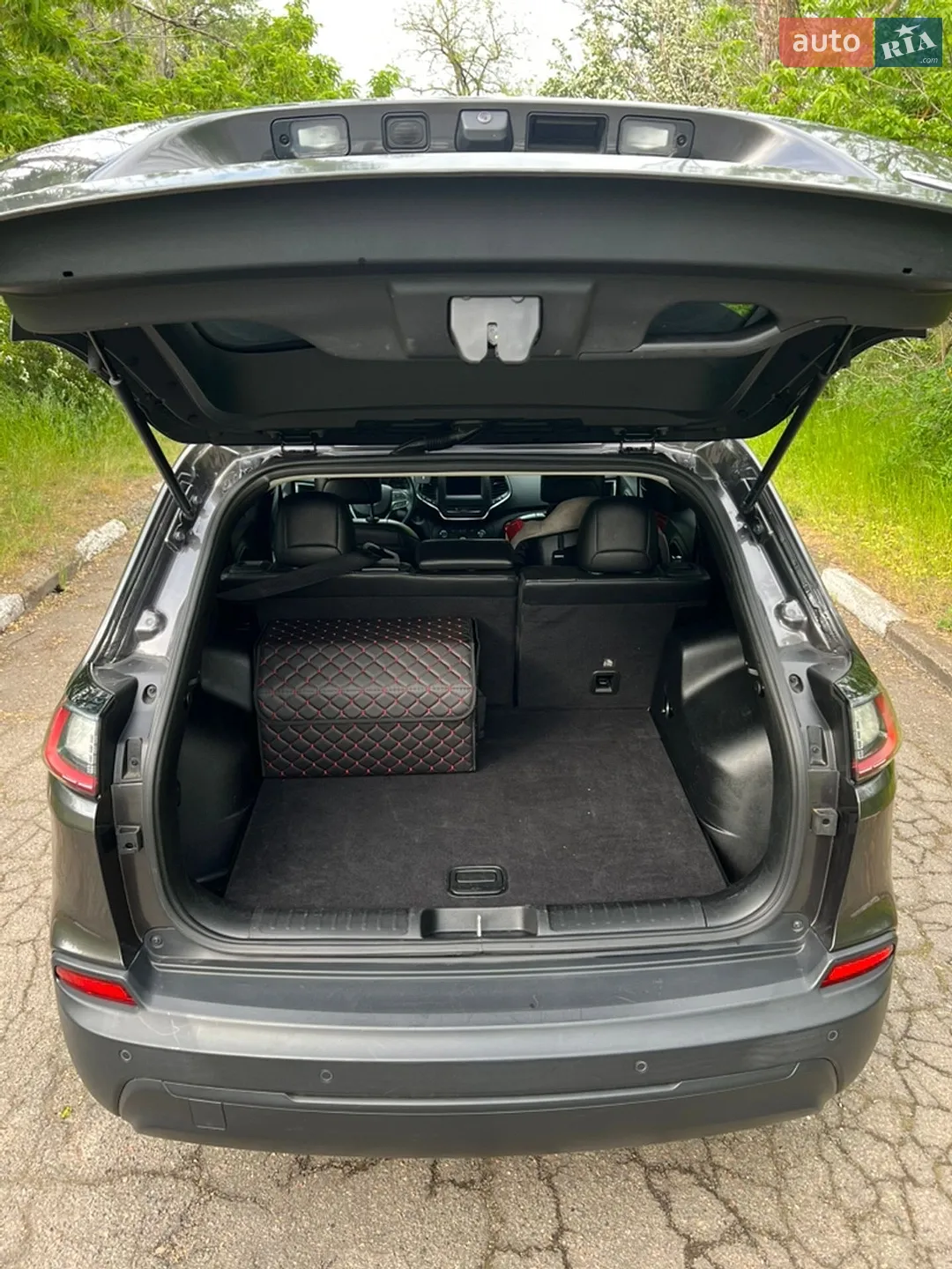 Jeep Cherokee 2019 VIN 1C4PJLLB9KD382311 фото оголошення 10 з 15