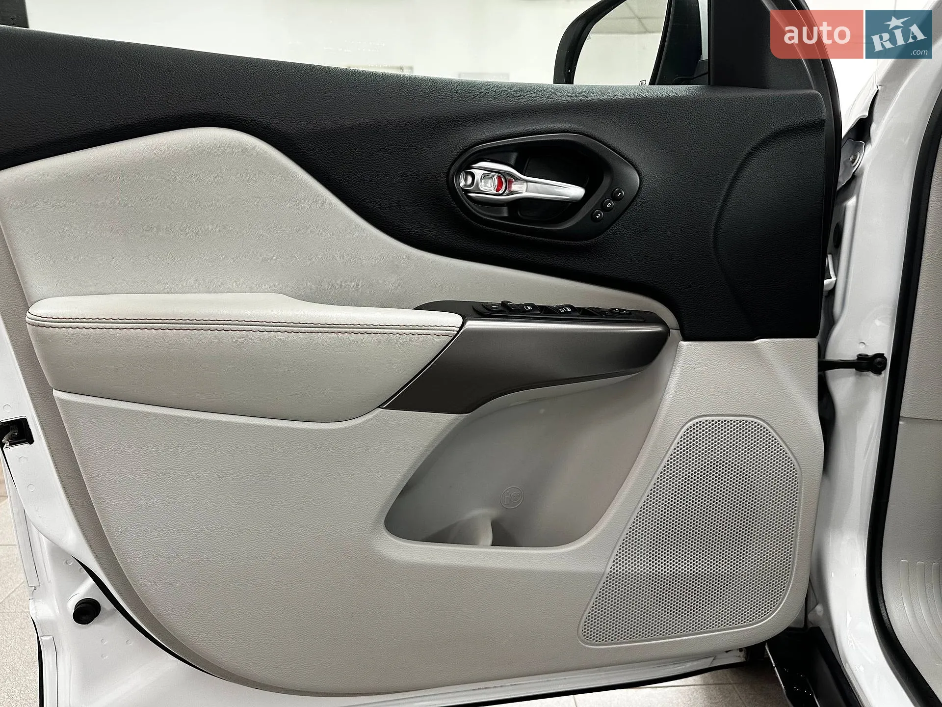2019 Jeep Cherokee - мініатюра 13