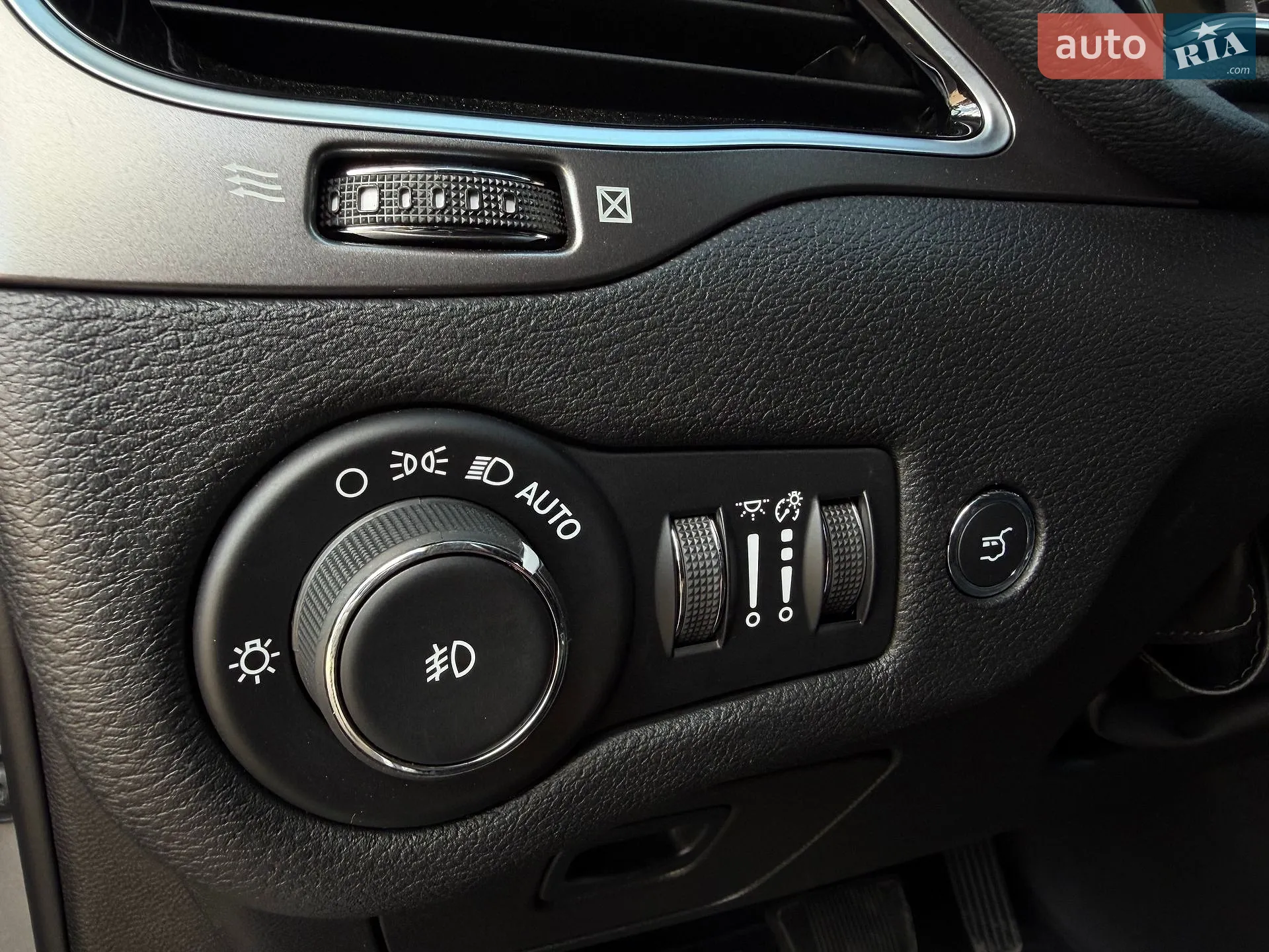 2019 Jeep Cherokee - мініатюра 32